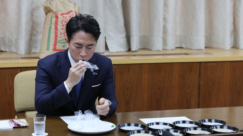 小泉进次郎亲自试吃“古古古米”小泉进次郎亲自试吃“古古古米”
